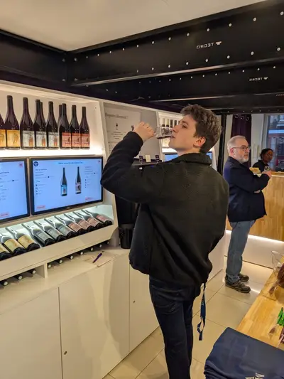 Salle Dégustation : 8 vins servis et commentés dans l'espace d'accueil du musée