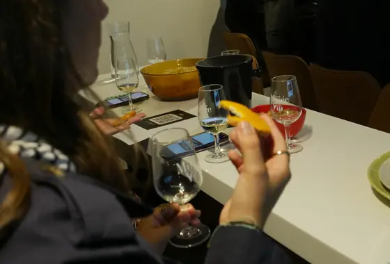 Participante examinant les arômes de son verre lors d'une soirée Wine Break