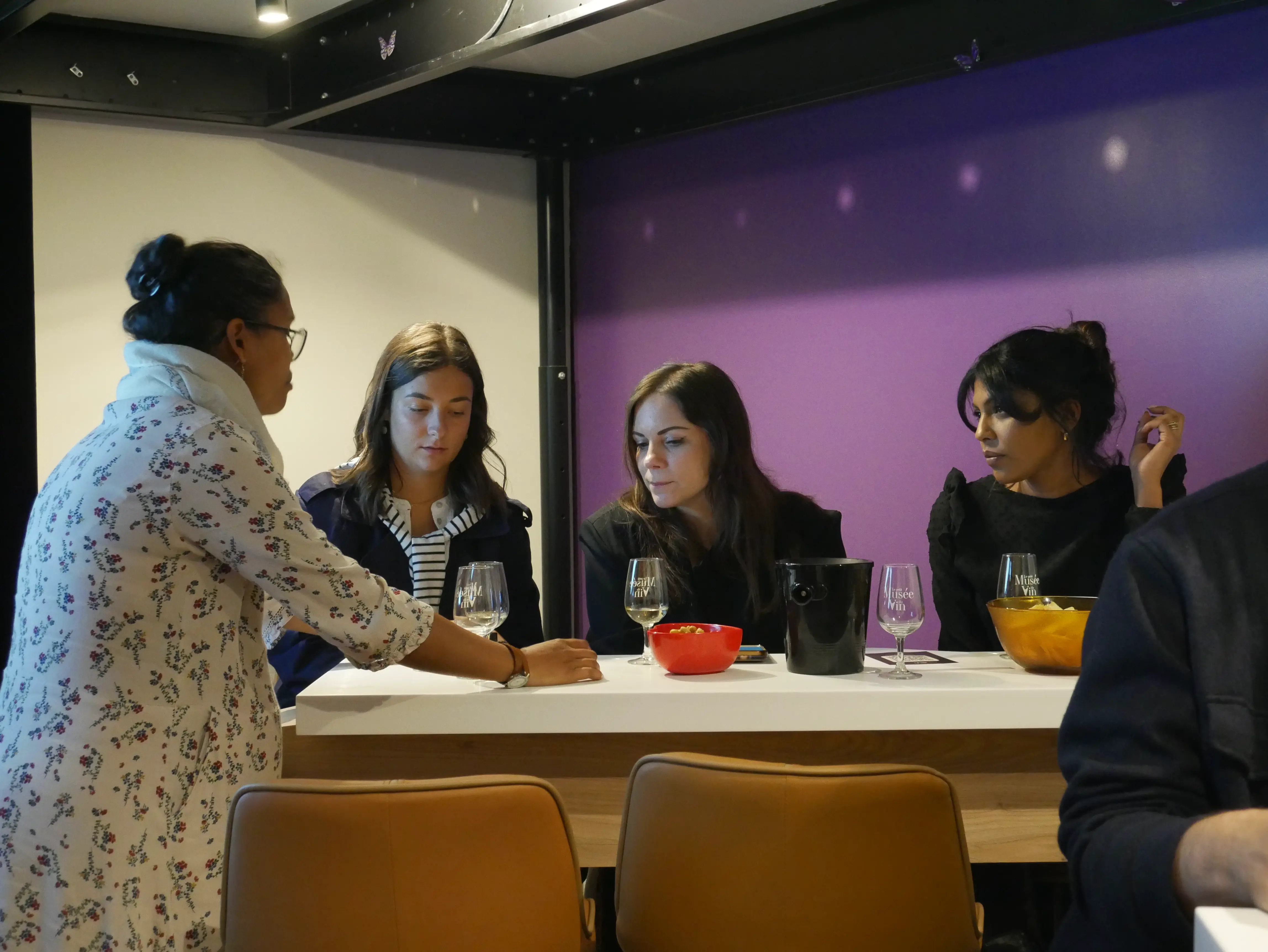 Dégustation de vins dans les caves voûtées du Petit Musée du Vin à Lyon, lors d'un EVJF en groupe
