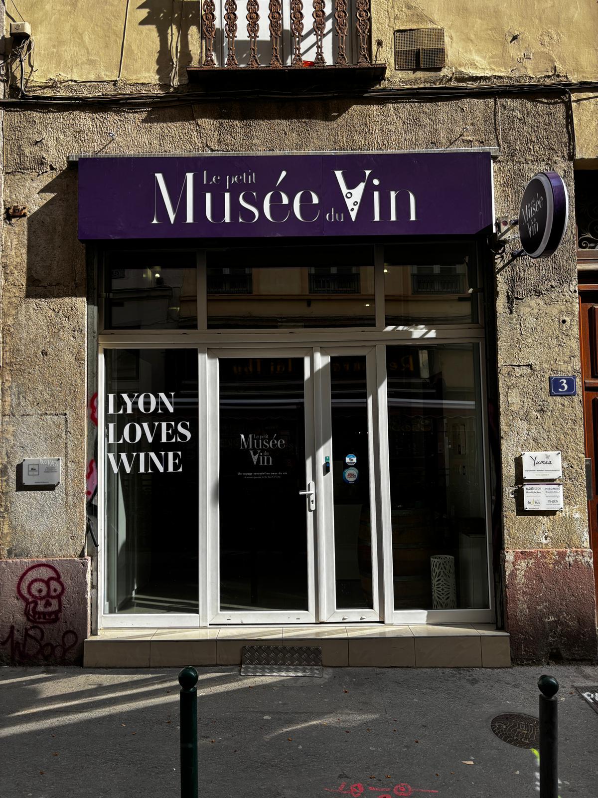 Devanture du Petit Musée du Vin à Lyon, incontournable lors d'un week-end