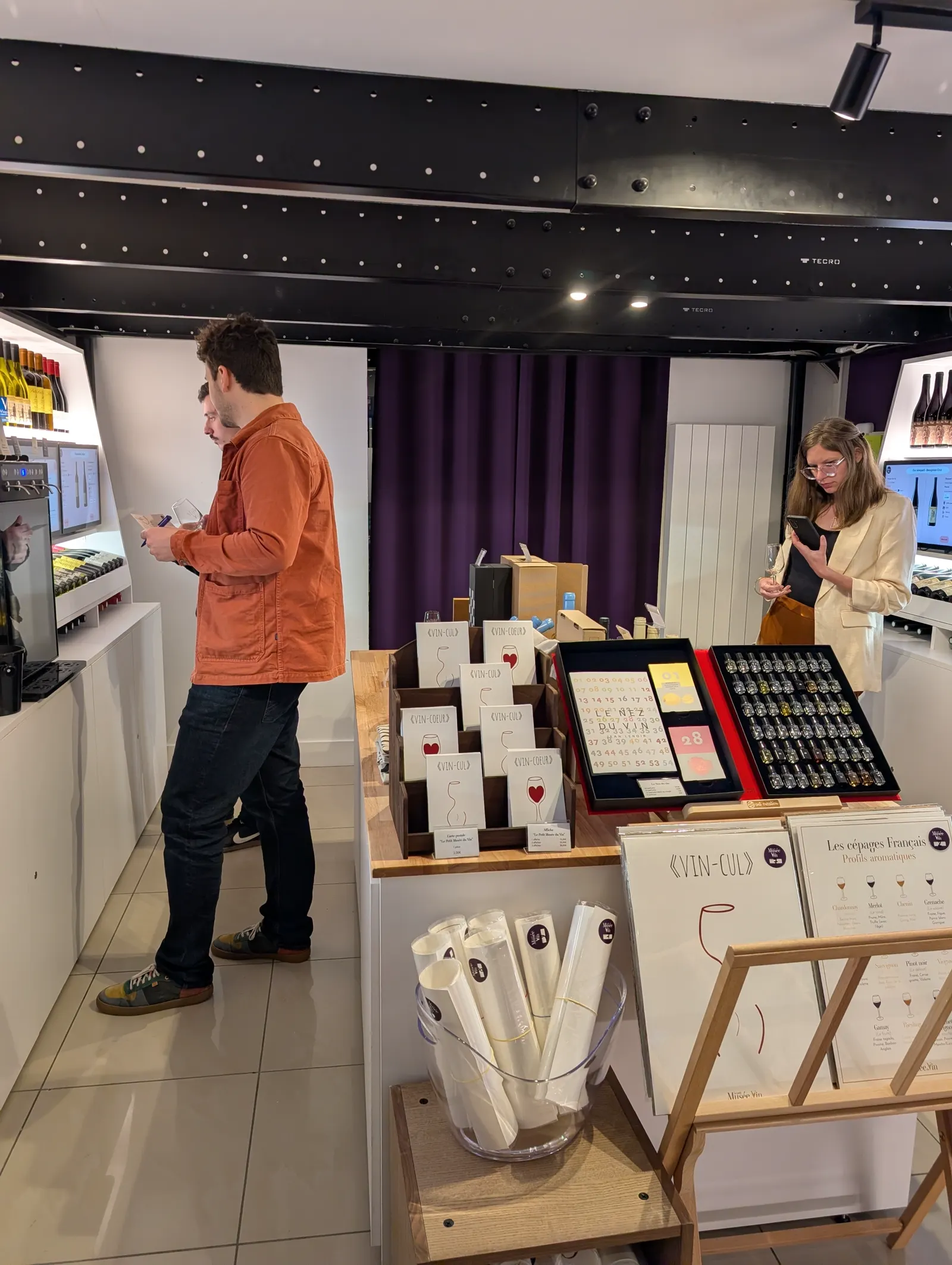 Groupe de visiteurs découvrant le Petit Musée du Vin à Lyon, idée de sortie originale